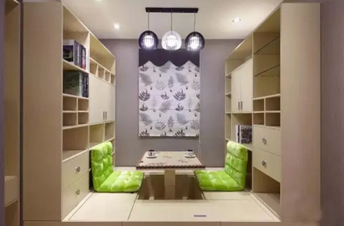 裝修衣柜是請(qǐng)木工現(xiàn)場(chǎng)做好還是定制的好?