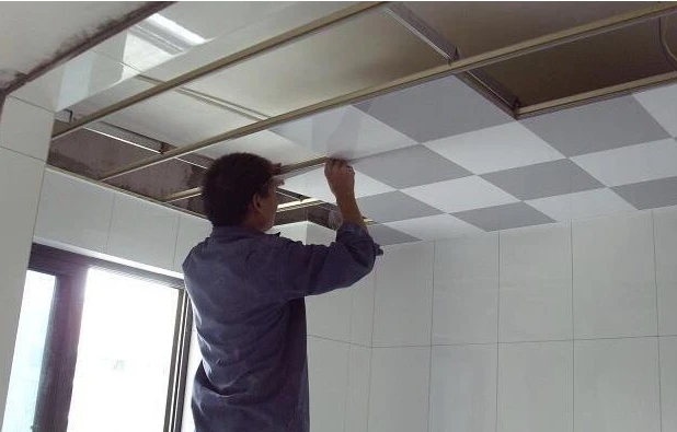 廚衛(wèi)吊頂怎么選?鋁扣板還是石膏板好?