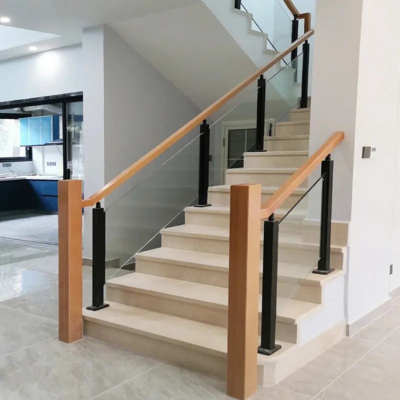 躍層裝修樓梯護(hù)欄玻璃好還是木質(zhì)的好?